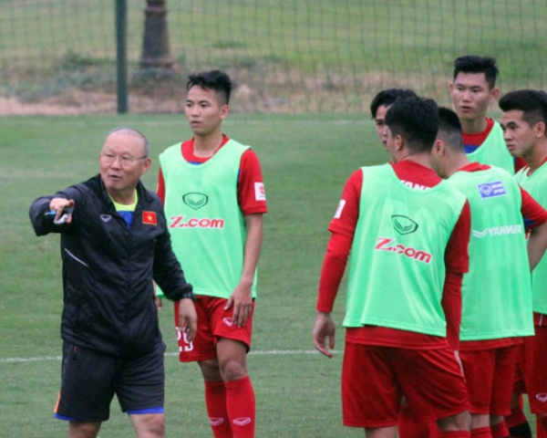 U23 Việt Nam: HLV Park Hang-Seo dạy Công Phượng, Văn Toàn “làm xiếc” với bóng