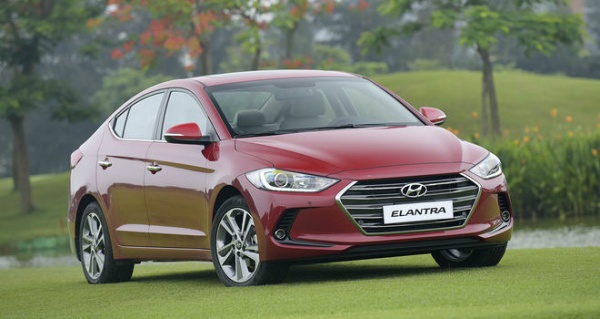 Hyundai Elantra giảm giá xuống còn 549 triệu đồng