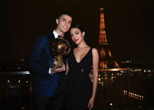 Ronaldo đoạt Bóng Vàng, 2 ngày 2 kỉ lục: Lời thách thức gửi tới Messi