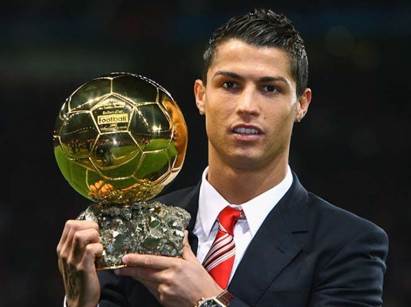 Vua bóng đá Ronaldo: Bóng vàng không vết xước, “khóa miệng” anti-fan