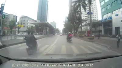 Xe máy vượt đèn đỏ, đi vào làn BRT đâm ngã học sinh sang đường