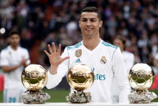 Ronaldo mừng bóng Vàng, ghi cú đúp & chạm mốc 50