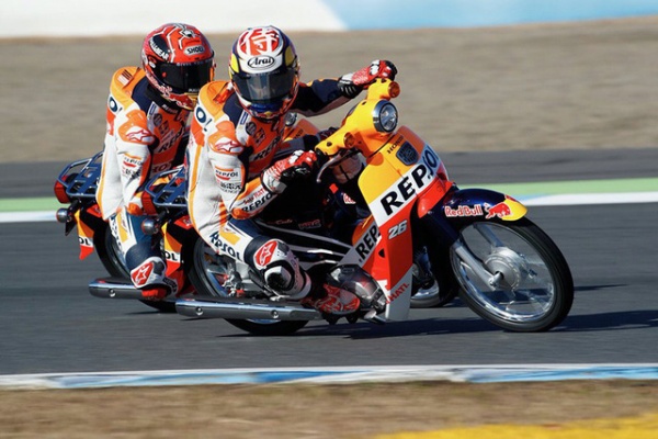 Đương kim vô địch MotoGP M.Marquez có biết chạy xe Honda Super Cub 110?