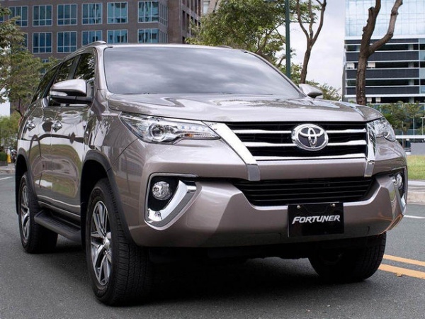 Toyota Fortuner khó bán khi giá tăng 200 triệu