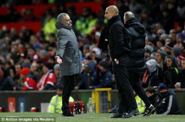 MU thua derby: Mourinho xỉa xói trọng tài, "đầu hàng" Man City