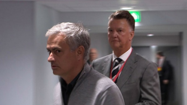Van Gaal "buồn ngủ" cũng chê MU của Mourinho buồn tẻ