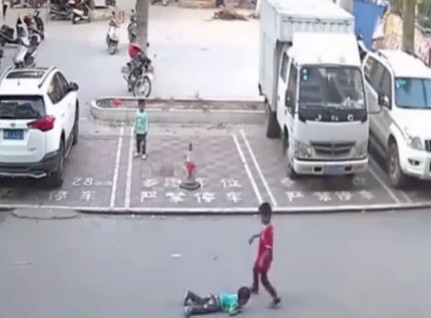 Sự thờ ơ đến “lạnh người” của những người qua đường với cậu bé bị xe tông