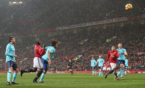 Video, kết quả bóng đá MU - Bournemouth: Siêu sao cất tiếng trong mưa tuyết (vòng 17 Ngoại hạng Anh)