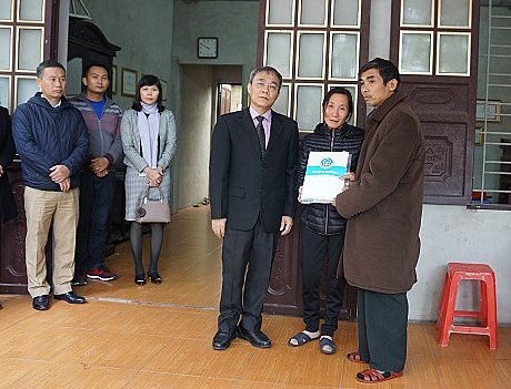 Trao tiền chế độ bảo hiểm xã hội tới gia đình phóng viên Đinh Hữu Dư