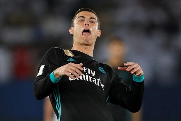 Ronaldo – Real rạn nứt: Làm hỏng vụ Mbappe, bị “Bố già” tống tiền
