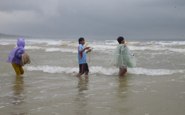 Quảng Ngãi: Cưỡi sóng săn cá đối mùa biển động