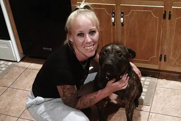 Mỹ: Sốc khi thấy chó pit bull gặm xác nữ chủ nhân trong rừng
