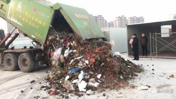 TQ: Bới 13 tấn rác, tìm được vật quý 380 triệu đồng