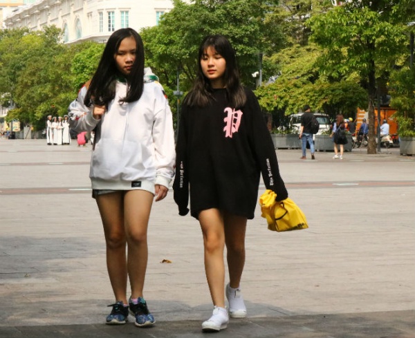 Sài Gòn trở lạnh, nhiều cô gái vẫn giữ thói quen ăn vận thoáng mát