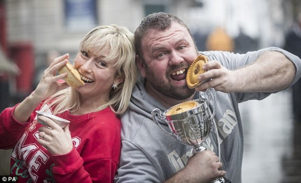 "Há mồm" với cuộc thi ăn bánh nhanh nhất thế giới