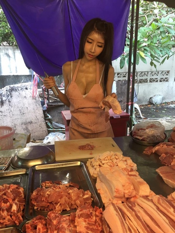 Cô gái Thái mặc bikini bán thịt lợn gây sốt dân mạng