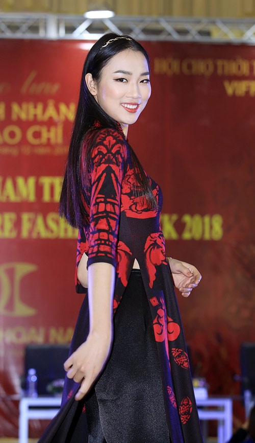 Áo dài Việt lần đầu có mặt tại Haute Couture Paris Fashion Week