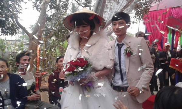 Đám cưới dậy sóng xứ Thanh: Cô dâu lớn hơn chú rể 22 tuổi