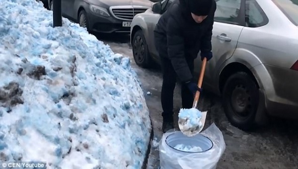 Tuyết màu xanh phủ kín thành phố Nga khiến dân hoang mang