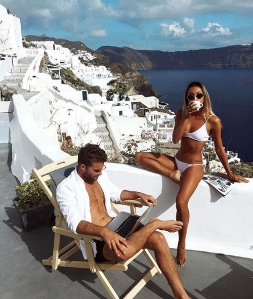 Cặp đôi kiếm bộn tiền chỉ nhờ du lịch và chụp gái xinh mặc bikini
