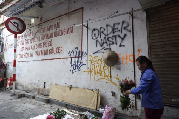 Phố cổ Hà Nội bị bôi bẩn khắp nơi bởi hình vẽ graffiti