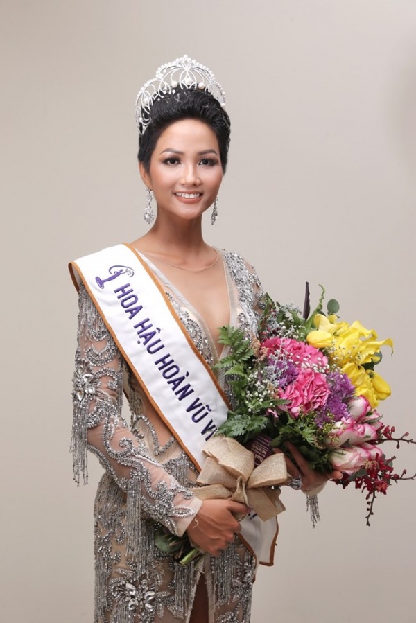 Cư dân mạng tranh cãi về nhan sắc Tân Hoa hậu Hoàn vũ Việt Nam