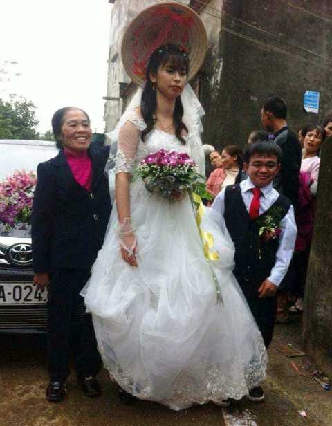 Chú rể 1m hạnh phúc bên cô dâu xinh xắn 1m6 ở Hà Nam