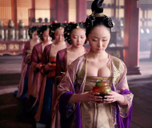 Bí mật vẻ hấp dẫn của "mỹ nữ 18" đóng vai phụ Hoàng Kim Giáp