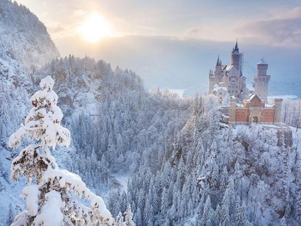 Những lâu đài phủ đầy tuyết lãng mạn nhất thế giới