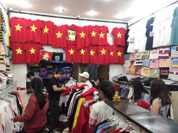 Bán áo, cờ cổ vũ U23 Việt Nam: Nơi "cháy hàng", nơi "thu đậm" 80 triệu đồng/ngày