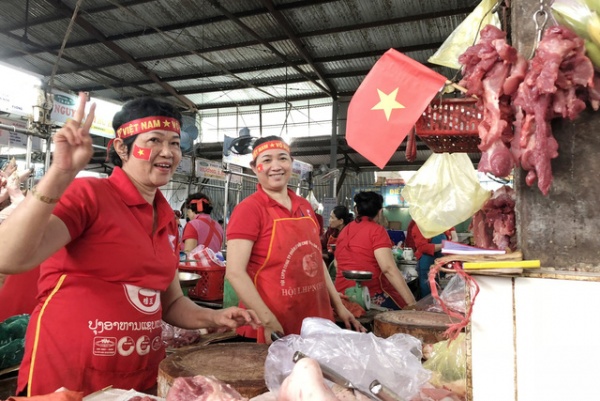 Tiểu thương "nhuộm" đỏ chợ bằng cờ Tổ quốc cổ vũ U23 Việt Nam
