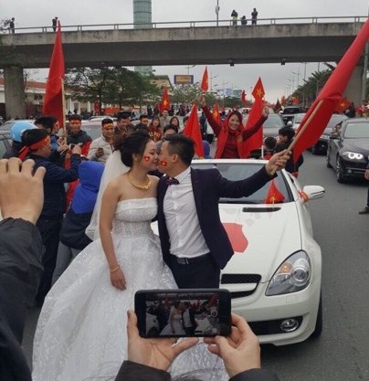 Tâm sự của cặp đôi “hoãn” đón dâu xuống đường chào đón U23 Việt Nam