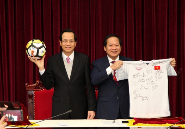 Tết Mậu Tuất: Đấu giá quả bóng và áo đấu của Đội tuyển U23 tặng Thủ tướng