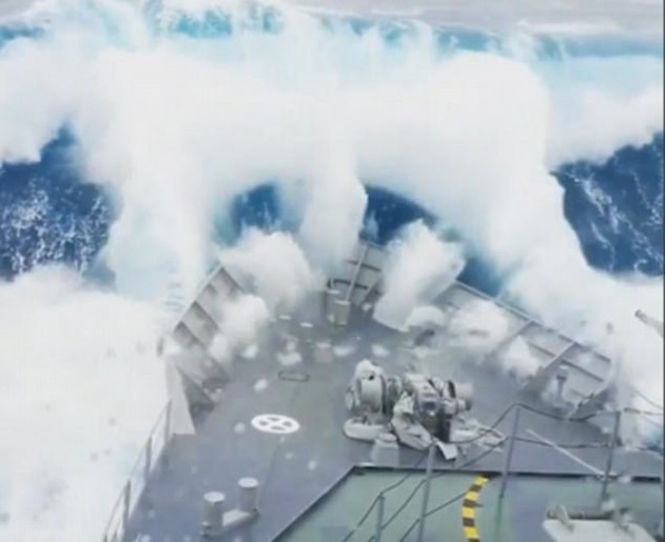 Khoảnh khắc sóng thần cao 10m "nuốt chửng" tàu chiến New Zealand