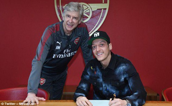 Mesut Ozil chính thức ký hợp đồng “khủng” với Arsenal