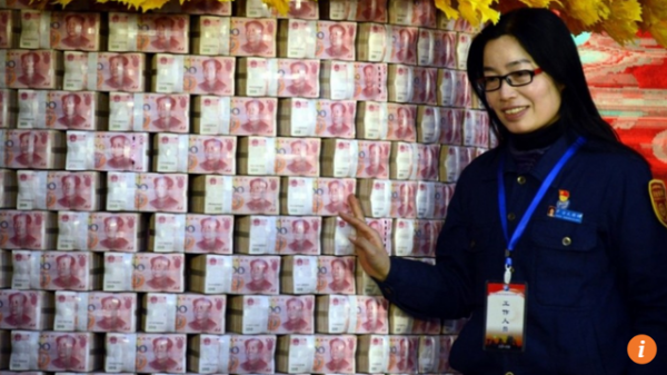 Nhân viên công ty thép Trung Quốc vác cả bao tải tiền thưởng tết về nhà