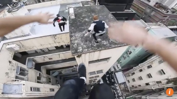 Video: Thót tim cảnh nhảy qua tòa nhà 17 tầng ở Hong Kong