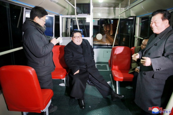 Ông Kim Jong-un và vợ đi thử xe điện lúc nửa đêm
