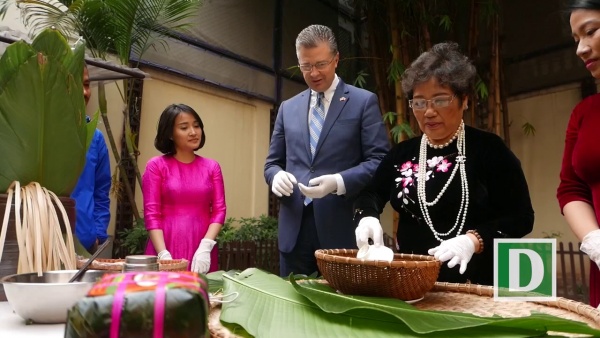 Đại sứ Mỹ gói bánh chưng đẹp khiến nghệ nhân Ánh Tuyết ngạc nhiên
