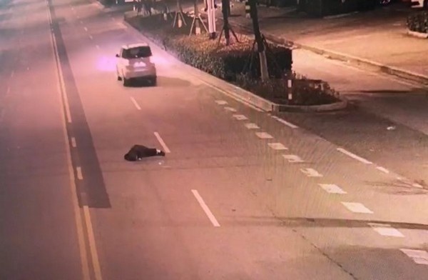 Vợ lái xe, chồng say rượu ngồi ghế sau bị rơi xuống đường