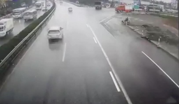Đã có clip vụ xe khách đâm xe cứu hoả đi ngược chiều trên cao tốc Pháp Vân - Cầu Giẽ