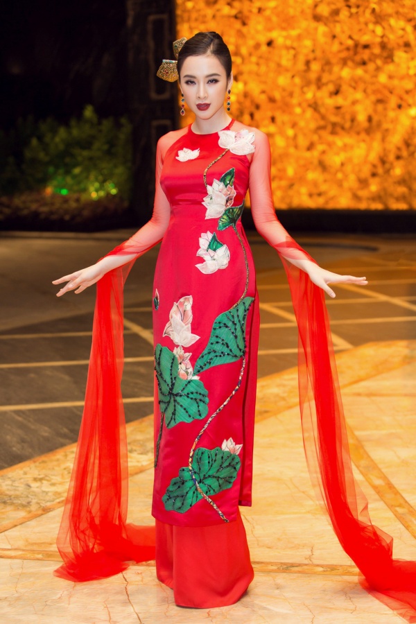 Angela Phương Trinh diện áo dài đính đá quý ở Lễ hội áo dài 2018