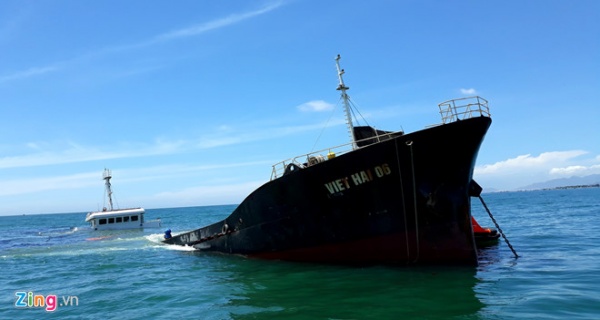 Tàu hàng chìm, 21.000 lít dầu có nguy cơ tràn ra biển Ninh Thuận