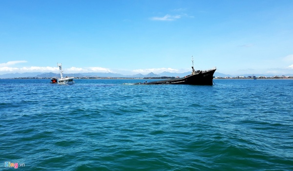 Cận cảnh con tàu chở 3.000 tấn thép chìm ở biển Ninh Chữ