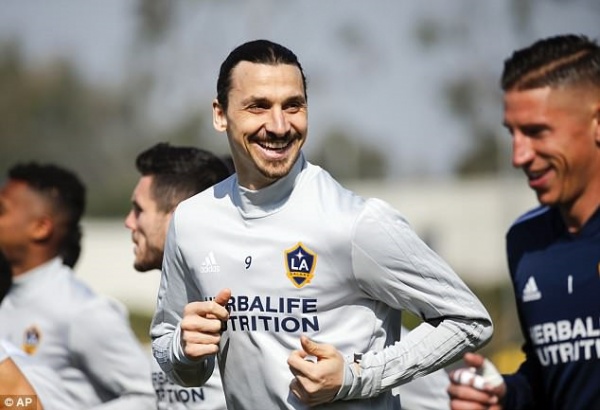 Ibrahimovic cười tươi khi lần đầu tập cùng LA Galaxy