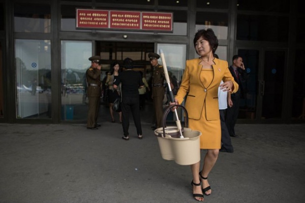 Thế giới thời trang bí ẩn tại Triều Tiên: Cấm mặc quần jeans xanh