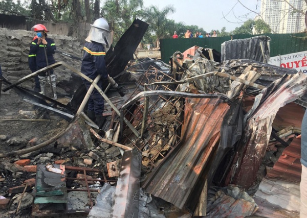 Công nhân lái máy xúc kéo sập nhà kho để dập đám cháy ở Hà Nội