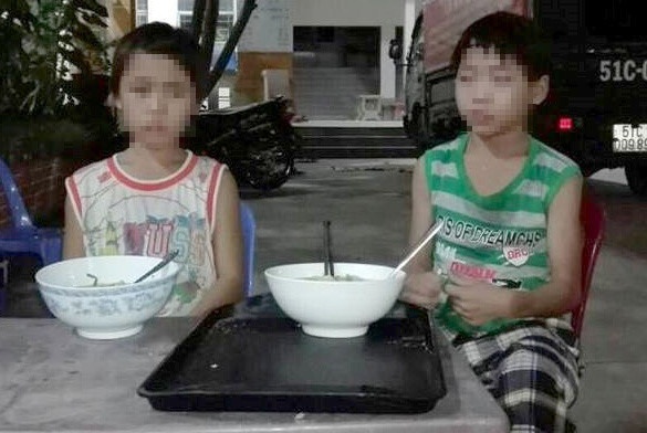Hai trẻ em bị ép đi ăn xin ở Sài Gòn