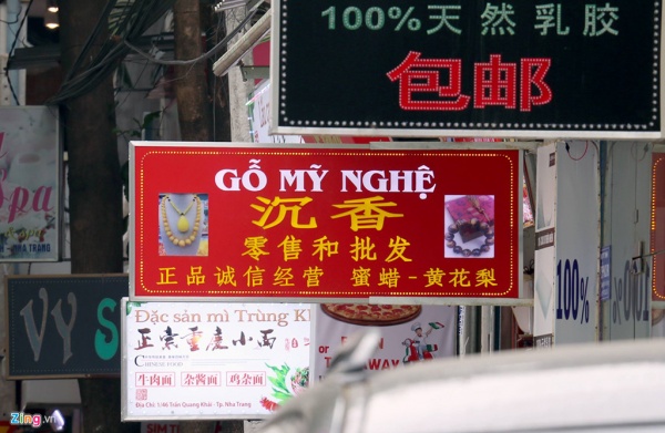 Nghề làm biển hiệu phất lên nhờ "phố Tàu, nước Nga" ở Nha Trang