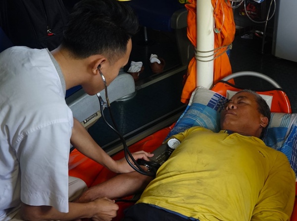 30 giờ vượt sóng cứu ngư dân gặp nạn trên ngư trường Hoàng Sa